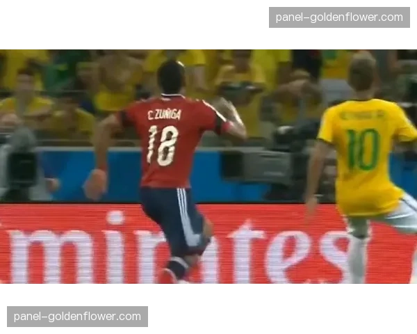 特写瞬间：勒沃库森球员围在一起，为受伤离场的队友祈祷