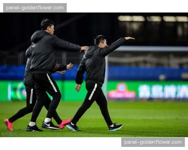 特写：争议判罚后，斯图加特主帅与第四官员激烈交流